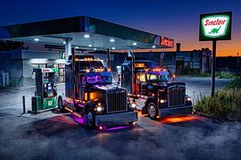 Kenworth-vrachtwagens bij een nostalgisch tankstation