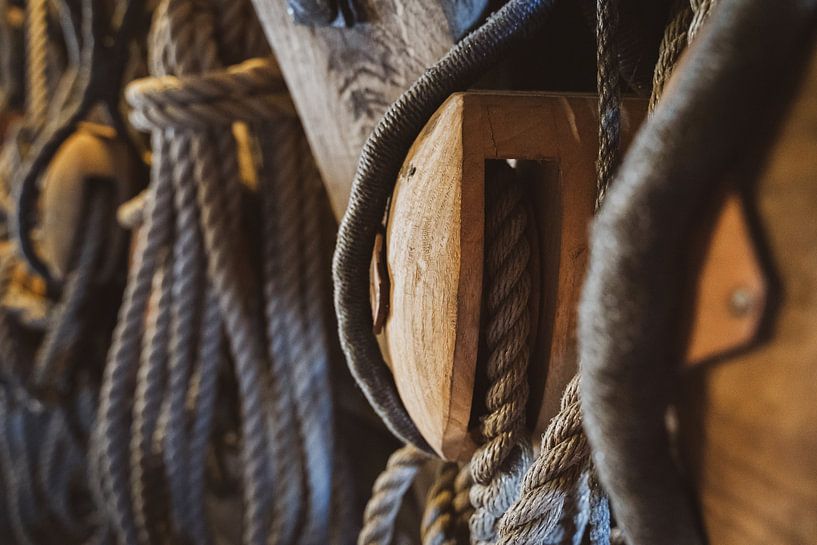 Touwen, katrollen aan boord van het Nederlandse indie Schip Batavia van Fotografiecor .nl