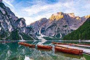 Bateaux en bois le long de la rive du lac Pragser Wildsee, Braies Lake, dans les magnifiques Dolomites du Tyrol du Sud, Italie