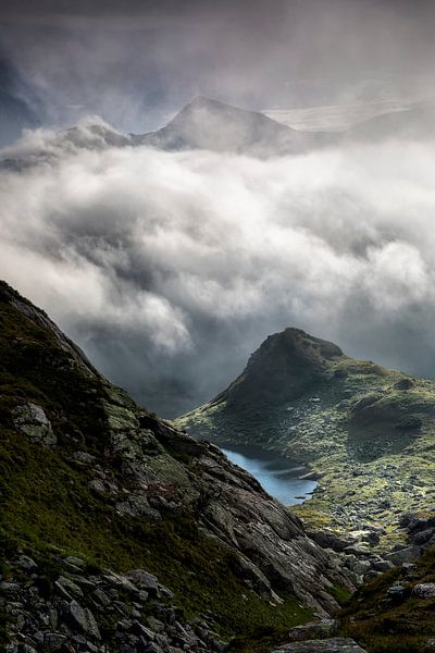 Lac de montagne dans le brouillard à la lumière du soleil par Olha Rohulya