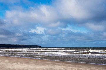 Strand und Wellen an der Ostseeküste in Warnemünde von Rico Ködder