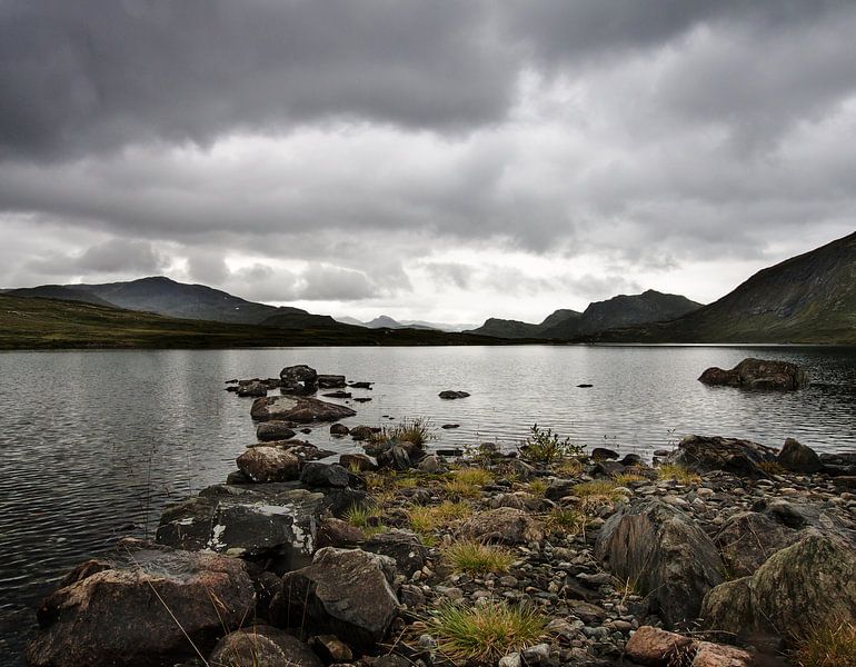 Stenen in Noors bergmeer by Klaas Hollebeek