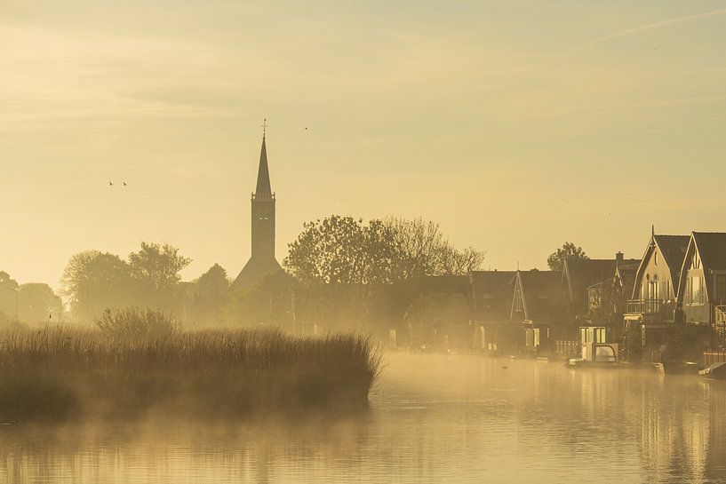 De kerk van Schermerhorn gehuld in mist tijdens een gouden zonsopkomst van Bram Lubbers