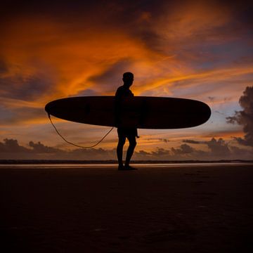 Surfer bij zonsondergang van Cindy Wijtten