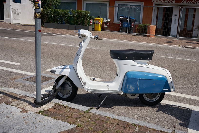 Scooter au bord de la route en Italie par Heiko Kueverling