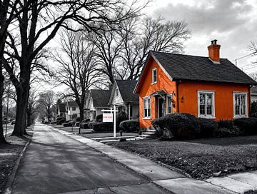 Zwart-wit Fotokunst met Oranje Huis en ‘For Sale’-Bord. Voor Makelaars van Basahen