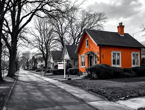 Zwart-wit Fotokunst met Oranje Huis en ‘For Sale’-Bord. Voor Makelaars