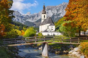 Kerk in de Alpen in de herfst