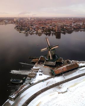 Winterliche Zaanse Schans mit Mühle am Wasser von Ewold Kooistra