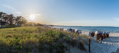 Panorama zonsondergang, strandstoelen op het strand in Binz
