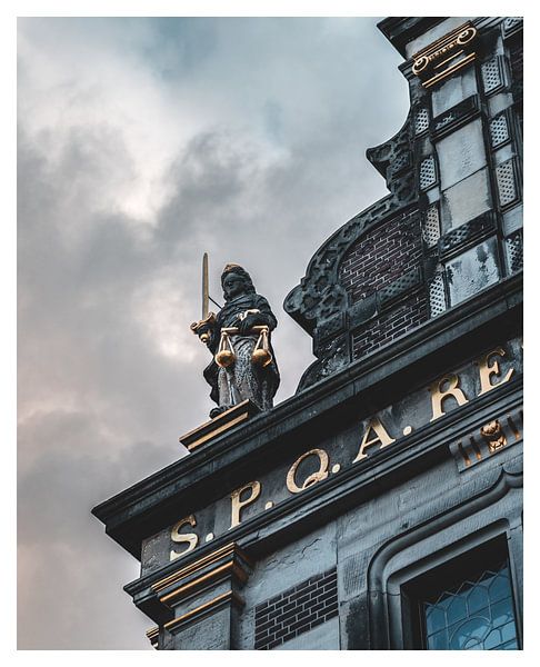 Lady Justice auf der Waagtoren in Alkmaar von Pim Haring