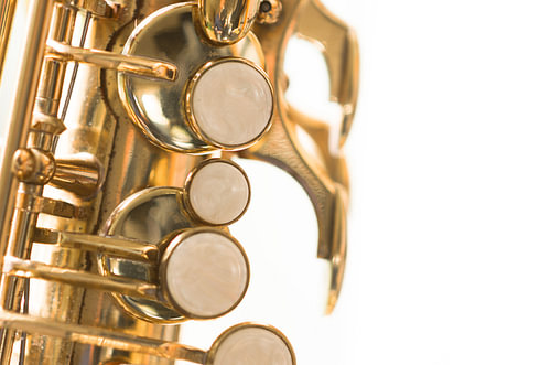 Saxofoon op wit