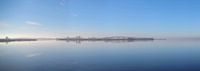 Île figée dans un horizontal calme de lac d'hiver par Sjoerd van der Wal Photographie Aperçu