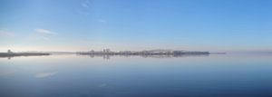 Île figée dans un horizontal calme de lac d'hiver sur Sjoerd van der Wal Photographie