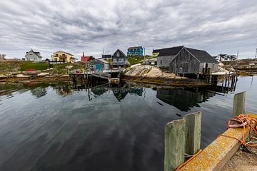 Het vissersdorp Peggy's Cove in Canada van Roland Brack