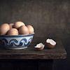 Modern stilleven eieren in blauwe schaal van Silvia Thiel