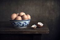 Modern stilleven eieren in blauwe schaal van Silvia Thiel thumbnail