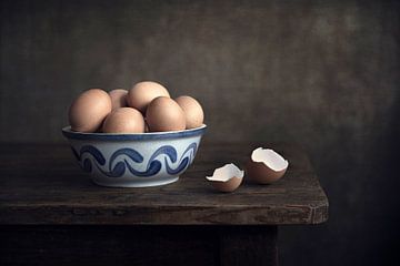 Modern stilleven eieren in blauwe schaal