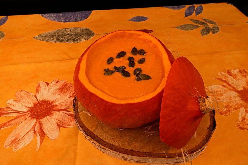 klassische Kürbiscremesuppe mit Kürbiskernen im Kürbis serviert von Babetts Bildergalerie