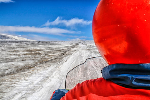 Mit dem Schneemobil auf einem Gletscher in Island fahren