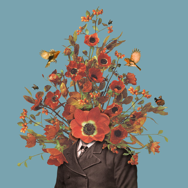 Portret met bloemen, hommels, roodborstjes en een vlinder (blauwe achtergrond) van <span class="secondary-font">toon joosen</span>