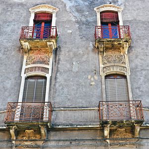 Barocke Fensterfront im Herzen der sizilianischen Stadt Catania