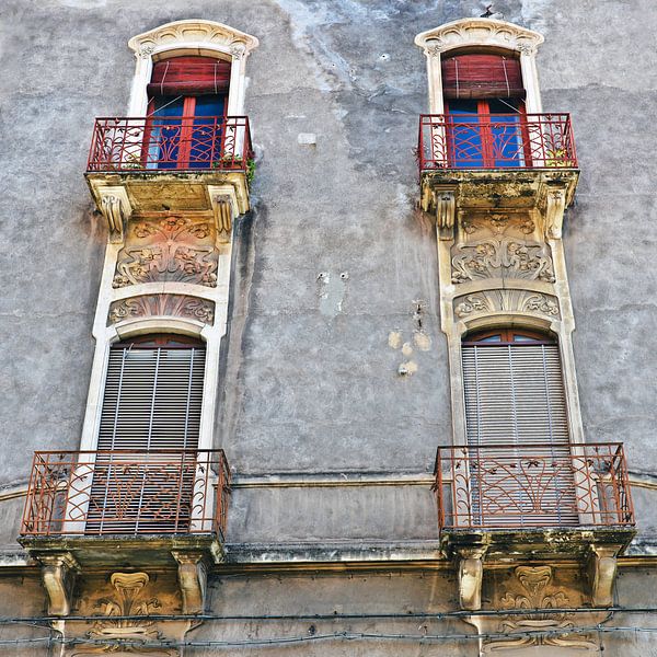 Barocke Fensterfront im Herzen der sizilianischen Stadt Catania von Silva Wischeropp