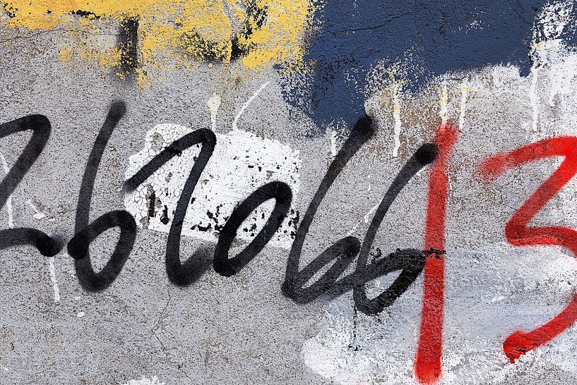 Grafitti avec des chiffres sur un mur / jpg béton texturé par Tony Vingerhoets