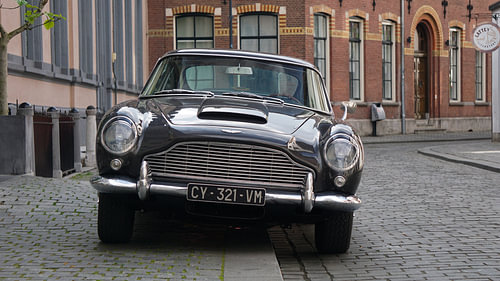 Aston Martin DB5 in stadse omgeving
