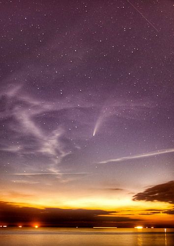Neowise with falling star, Maasvlakte