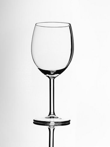 Wijnglas met Witte Achtergrond van Dieta Kranenburg