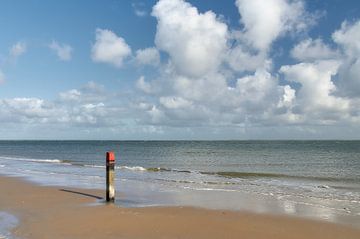 Strandpaal op het strand van Texel van Ad Jekel