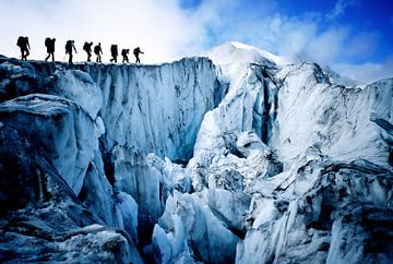 Les alpinistes traversent le glacier de Moiry, un glacier des Alpes suisses sur Menno Boermans