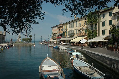 Italiaans dorpje met haven, bootjes en restaurants