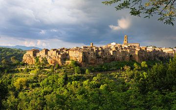 Pitigliano in der goldenen Stunde, Italien von Adelheid Smitt