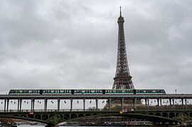Metrofahrt vor dem Eiffelturm von Karsten Rahn