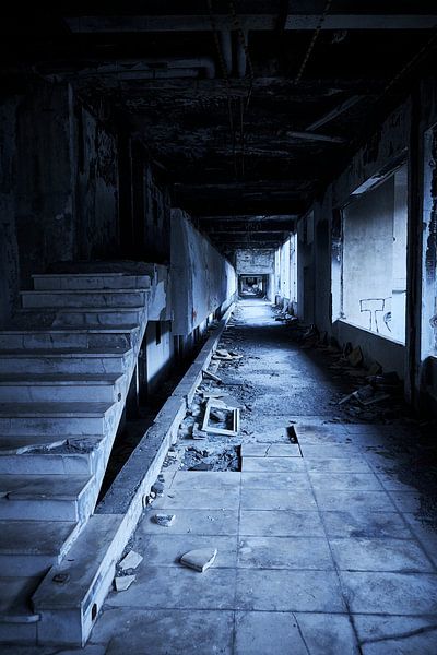 Couloir dans un hôtel en ruine par Karel Ham