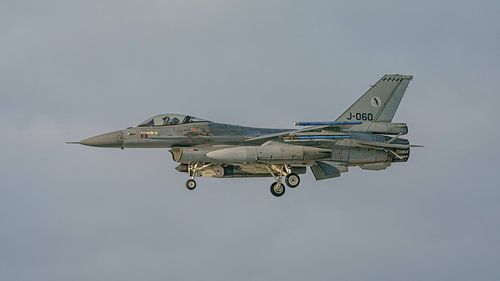 Landing General Dynamics F-16 Fighting Falcon.