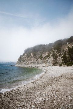 Nebliger Strand Calp, Spanien