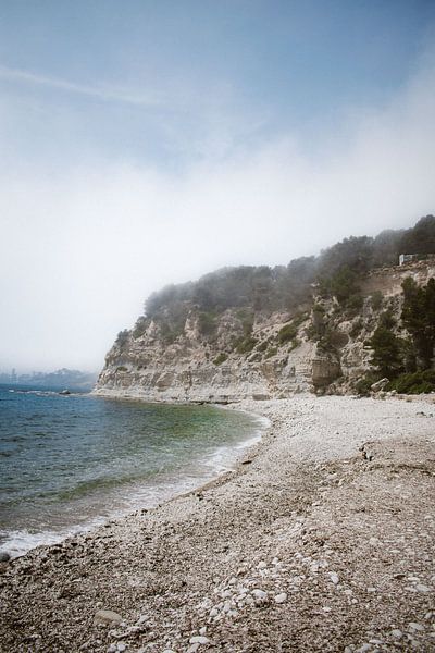 Mistig strand Calp, Spanje van Hannah Hoek