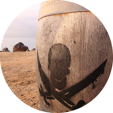 Piraten teken met doodskop skull op houten ton van Bobsphotography