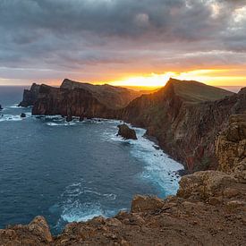 Sonnenaufgang bei da Ponta do Rosto von Rick Goede
