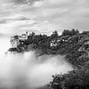 Bergdorf über den Wolken in Frankreich von Manfred Voss, Schwarz-weiss Fotografie