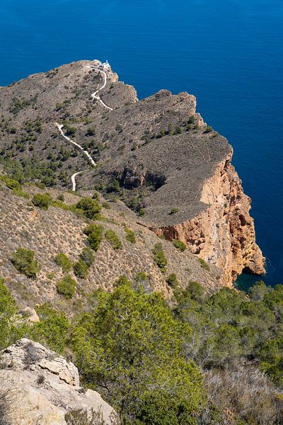 Phare et falaises sur la côte méditerranéenne par Adriana Mueller
