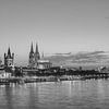 La ligne d'horizon de Cologne le soir en noir et blanc sur Michael Valjak