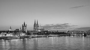La ligne d'horizon de Cologne le soir en noir et blanc