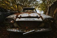 Verlaten Lancia Auto. van Maikel Claassen Fotografie thumbnail