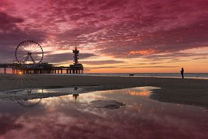 Scheveningen Pier en Reuzenrad tijdens zonsondergang van Rob Kints