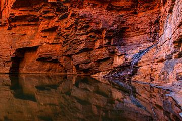 Het rode reflecterende meer van Robin Schalk