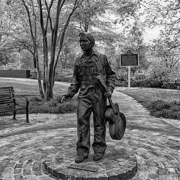 Statue d'Elvis Presley à l'âge de 13 ans devant son geb